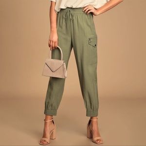 Lulu’s olive green bottom line cargo jogger